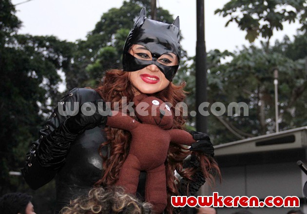 Gambar Foto Dewi Persik Berpose dengan Boneka Beruang Mr. Bean