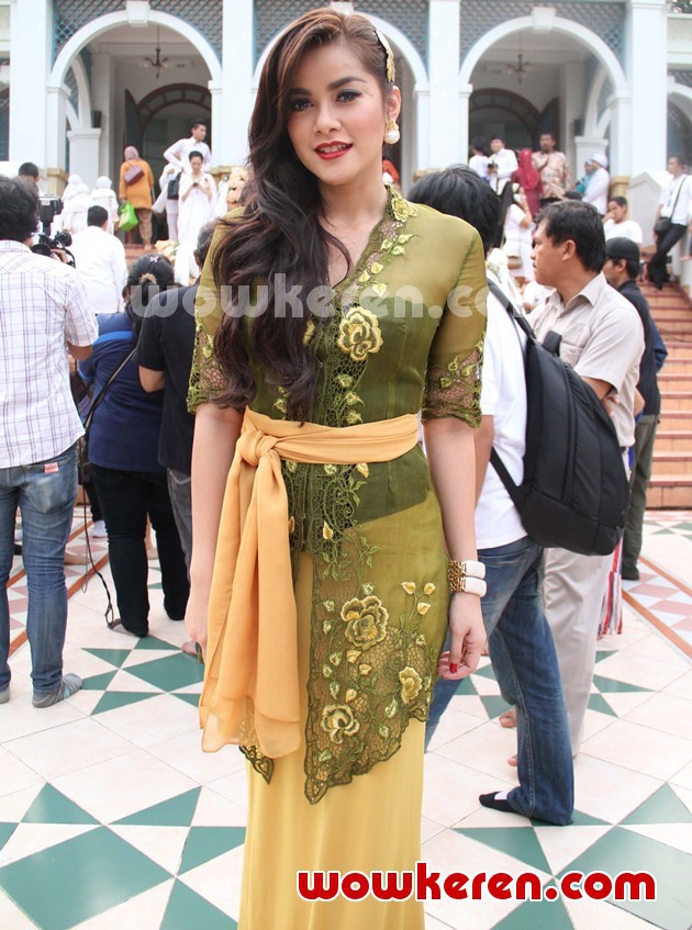 Gambar Foto Olla Ramlan Jadi Host Live Pernikahan Anang Hermansyah dan Ashanty