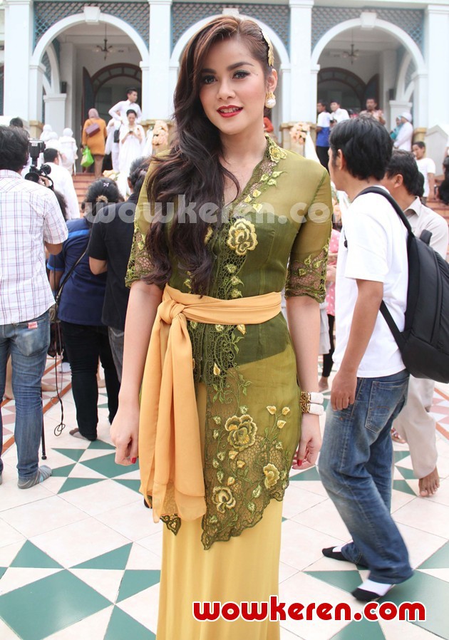 Gambar Foto Olla Ramlan Jadi Host Live Pernikahan Anang Hermansyah dan Ashanty