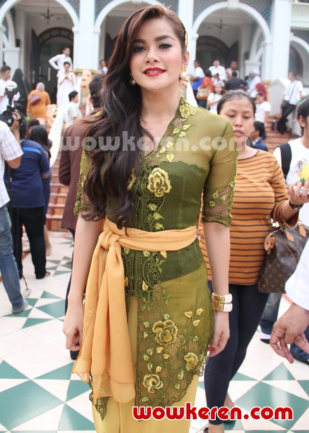 Gambar Foto Olla Ramlan Jadi Host Live Pernikahan Anang Hermansyah dan Ashanty