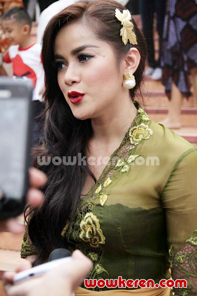 Gambar Foto Olla Ramlan Melihat Prosesi dari Awal dan Membuatnya Ingin Menikah