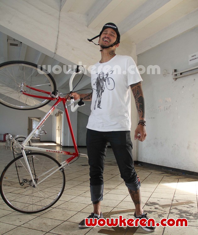 Gambar Foto Tora Sudiro Saat Diwawancara di Senayan