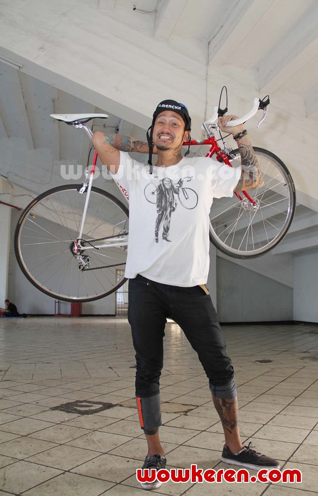 Gambar Foto Tora Sudiro Stres Perankan Karakter Serius di Film Baru