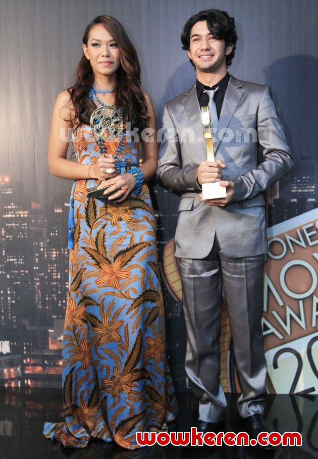 Gambar Foto Adinia Wirasti dan Reza Rahadian Raih Penghargaan Pasangan Terbaik