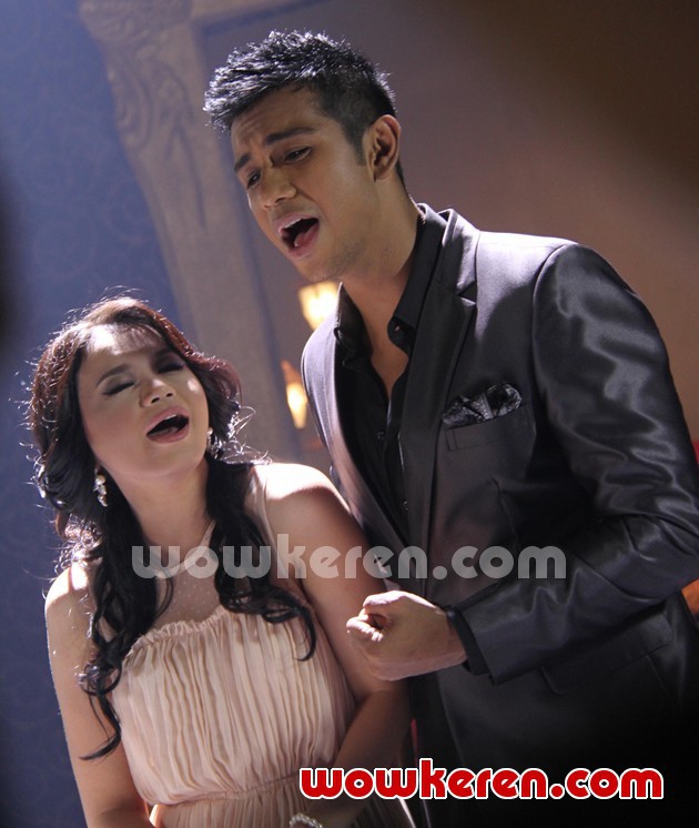 Gambar Foto Rossa Duet dengan Taufik Batisah di Lagu 'Aku Bersahaja'