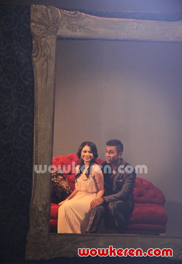 Gambar Foto Rossa Duet dengan Taufik Batisah di Lagu 'Aku Bersahaja'