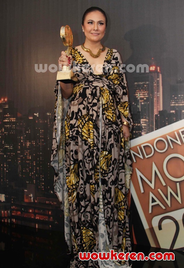 Gambar Foto Wulan Guritno Raih Penghargaan Pemeran Utama Wanita Terfavorit