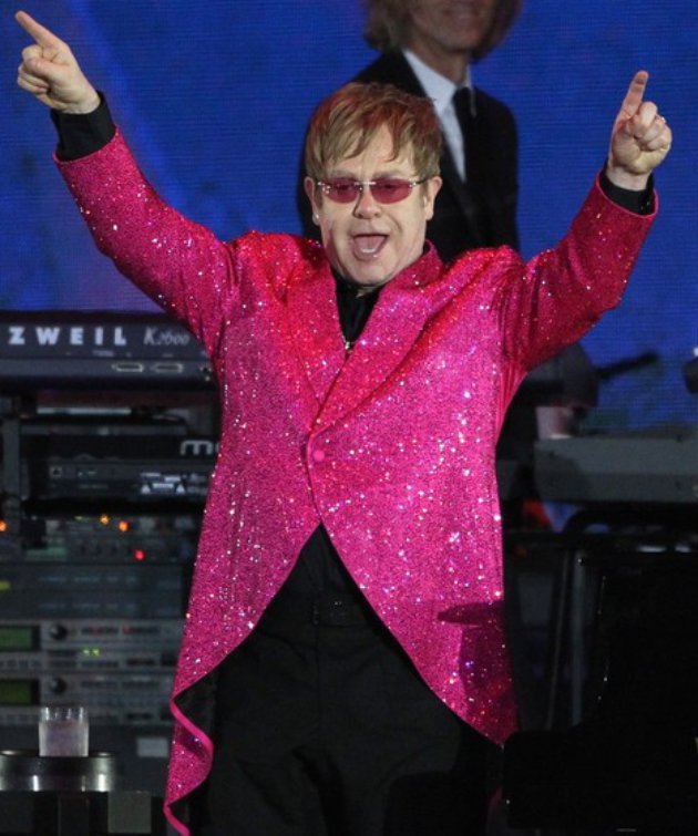 Gambar Foto Elton John saat tampil di Acara The Diamond Jubilee Concert