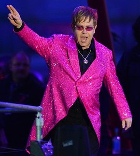 Gambar Foto Elton John saat tampil di Acara The Diamond Jubilee Concert