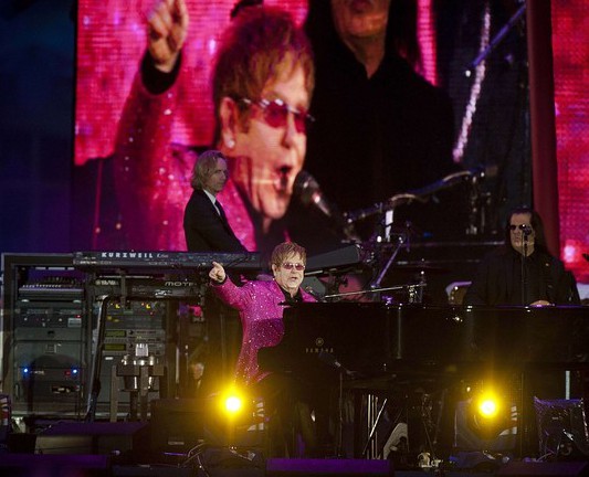 Gambar Foto Elton John saat tampil di Acara The Diamond Jubilee Concert