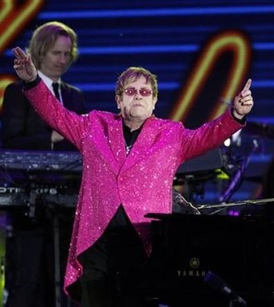 Gambar Foto Elton John saat tampil di Acara The Diamond Jubilee Concert