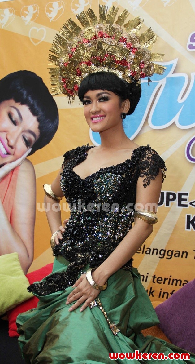 Gambar Foto Julia Perez di Acara Perilisan Single 'Siti Nurbaya'