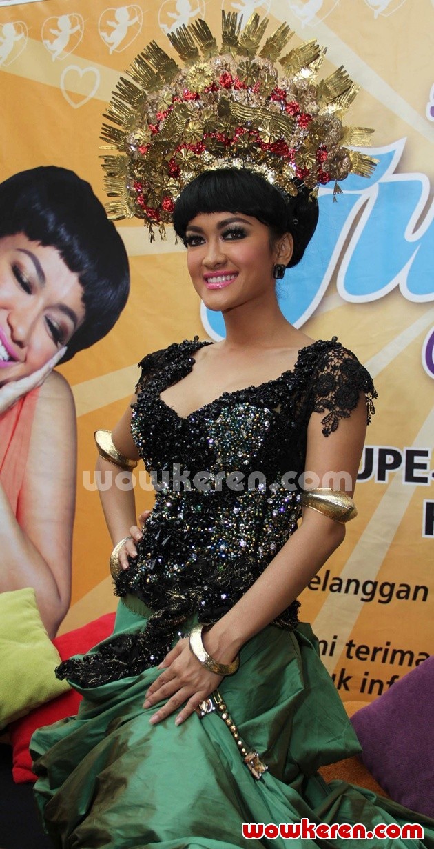 Gambar Foto Julia Perez di Acara Perilisan Single 'Siti Nurbaya'