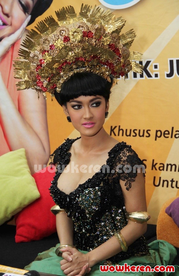 Gambar Foto Julia Perez di Acara Perilisan Single 'Siti Nurbaya'
