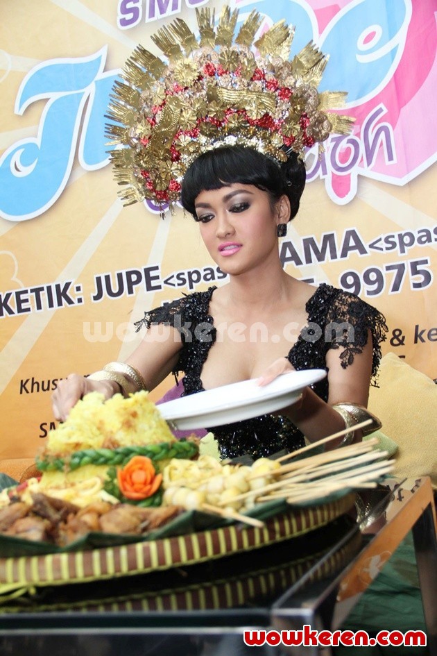 Gambar Foto Julia Perez di Acara Perilisan Single 'Siti Nurbaya'