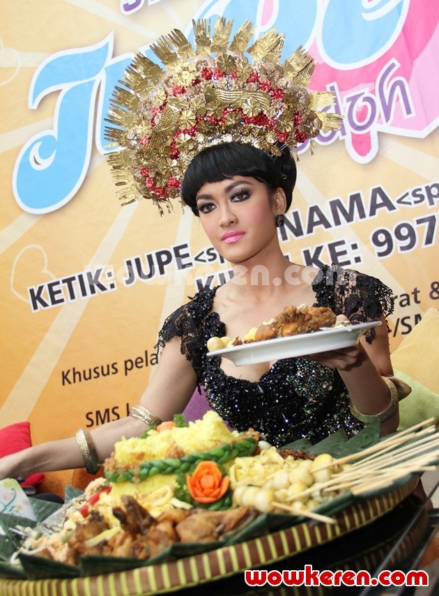 Gambar Foto Julia Perez di Acara Perilisan Single 'Siti Nurbaya'