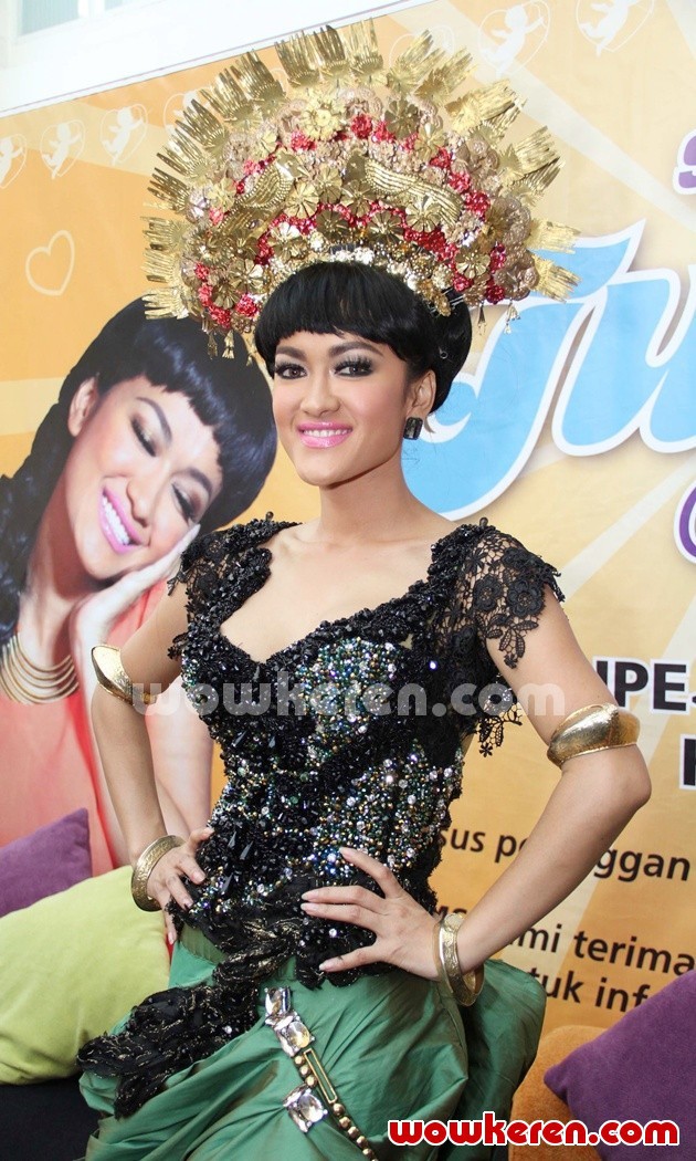 Gambar Foto Julia Perez di Acara Perilisan Single 'Siti Nurbaya'