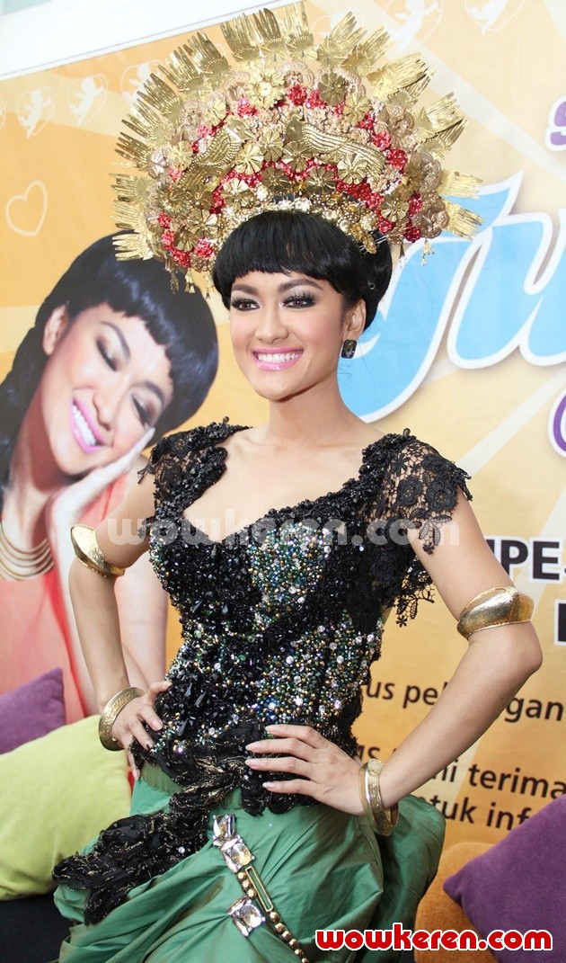 Gambar Foto Julia Perez di Acara Perilisan Single 'Siti Nurbaya'