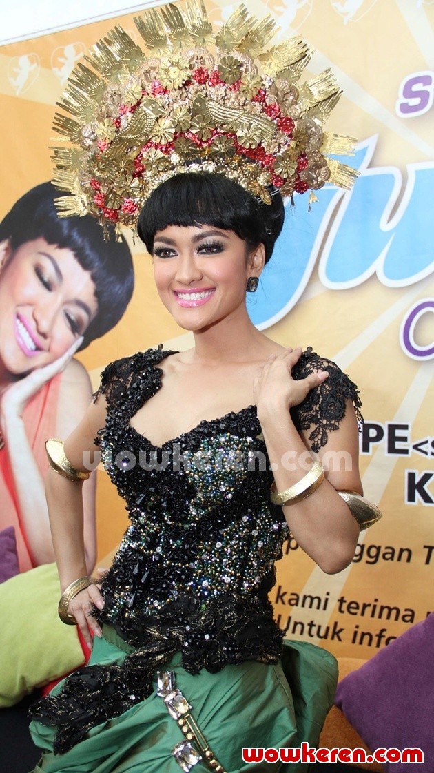Gambar Foto Julia Perez di Acara Perilisan Single 'Siti Nurbaya'
