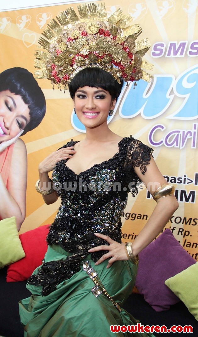 Gambar Foto Julia Perez di Acara Perilisan Single 'Siti Nurbaya'