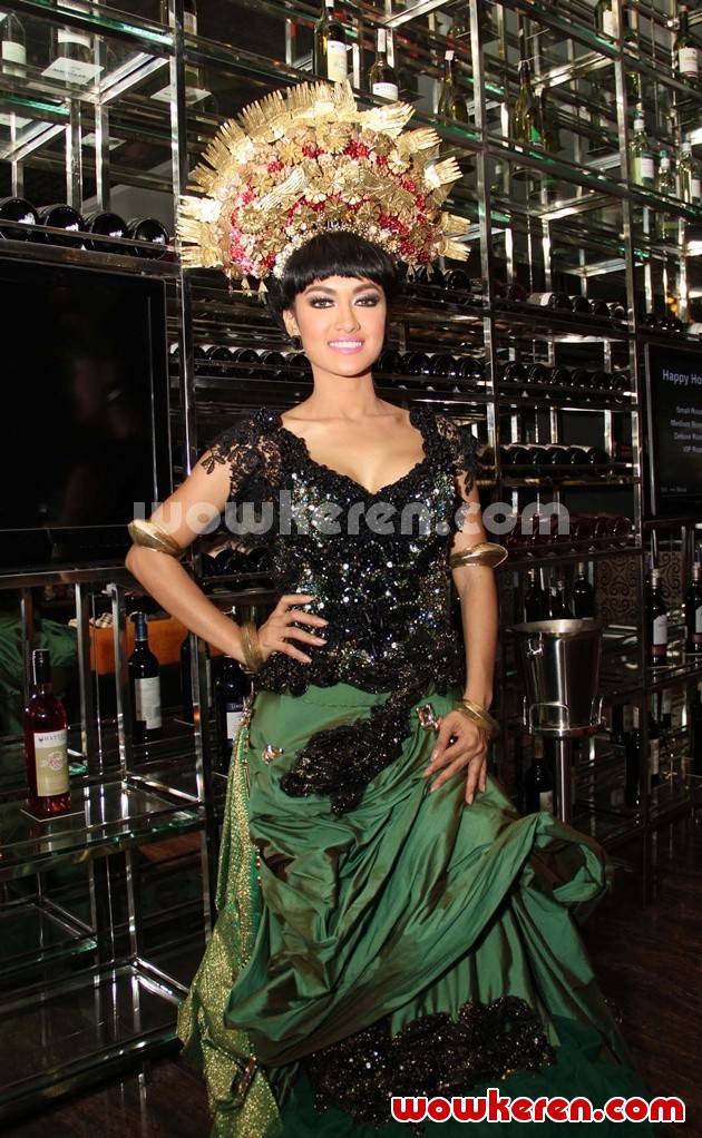 Gambar Foto Julia Perez di Acara Perilisan Single 'Siti Nurbaya'