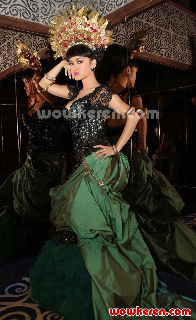 Gambar Foto Julia Perez di Acara Perilisan Single 'Siti Nurbaya'