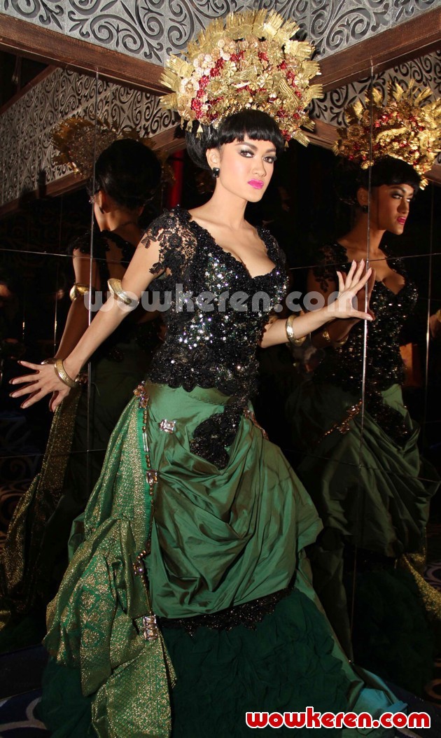 Gambar Foto Julia Perez di Acara Perilisan Single 'Siti Nurbaya'