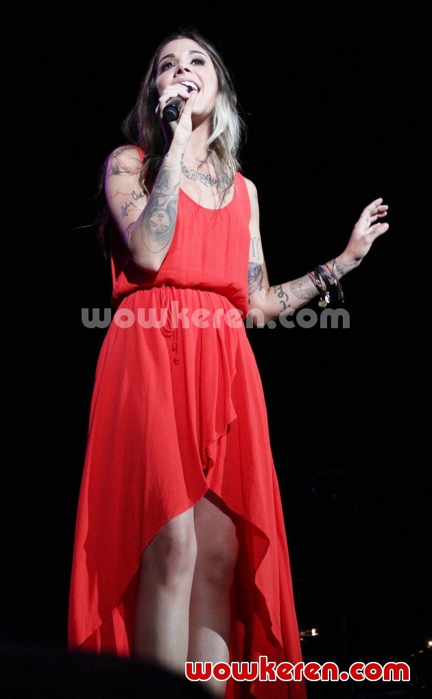 Gambar Foto Konser 'Lovestrong' Christina Perri dengan Ciri Khas Bunga Mawar