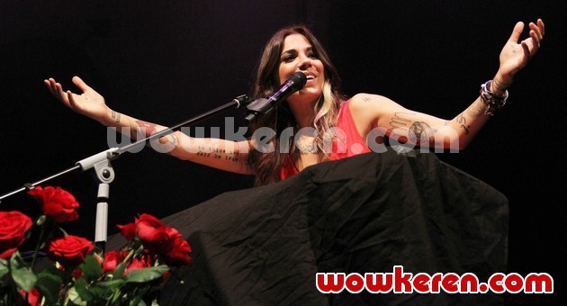 Gambar Foto Konser 'Lovestrong' Christina Perri dengan Ciri Khas Bunga Mawar