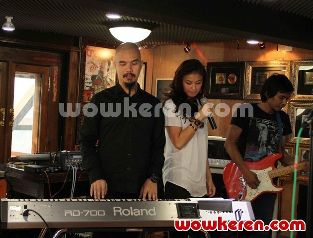 Gambar Foto Ahmad Dhani dan Agnes Monica Saat Latihan Konser Mahakarya