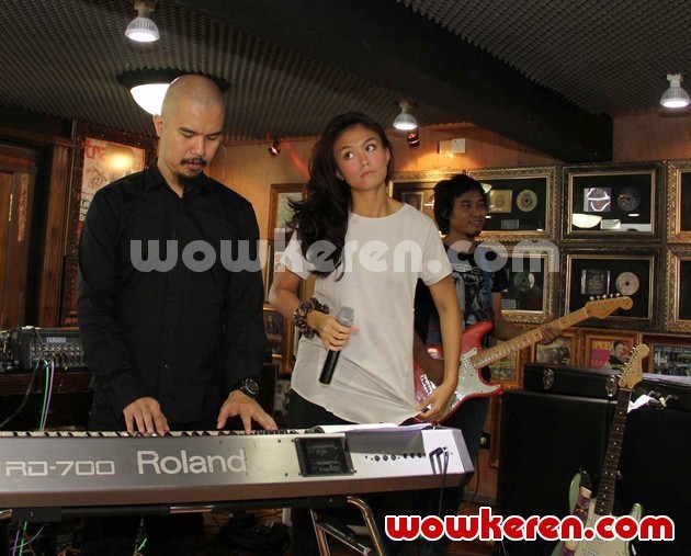 Gambar Foto Ahmad Dhani dan Agnes Monica Saat Latihan Konser Mahakarya