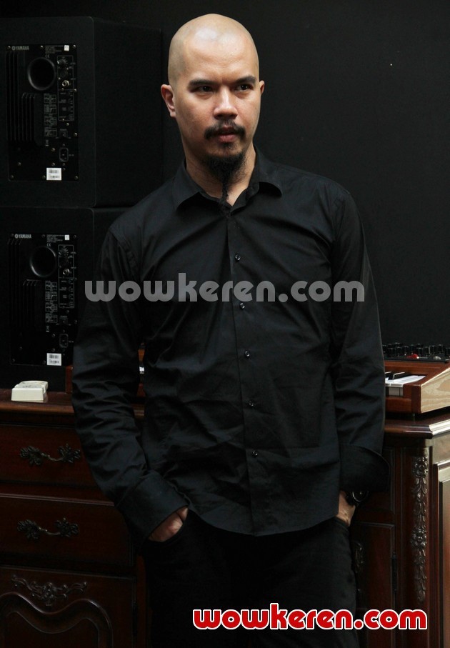 Gambar Foto Ahmad Dhani Saat Latihan Konser Mahakarya