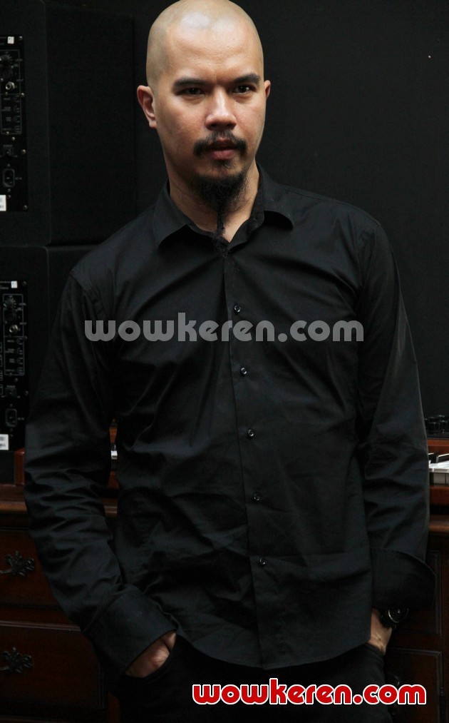 Gambar Foto Ahmad Dhani Saat Latihan Konser Mahakarya