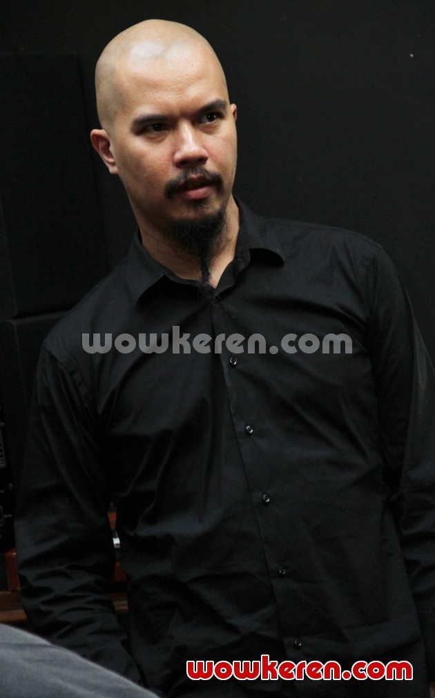 Gambar Foto Ahmad Dhani Saat Latihan Konser Mahakarya