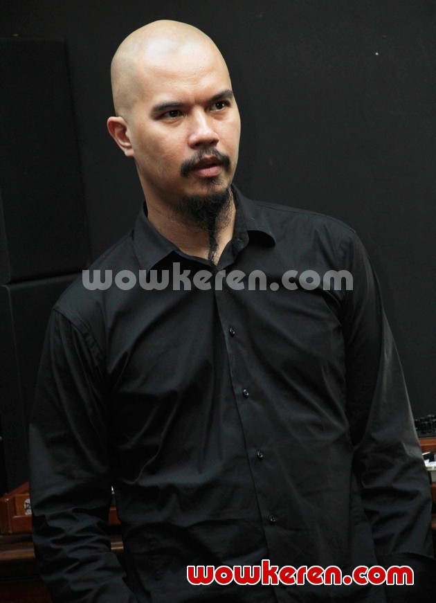 Gambar Foto Ahmad Dhani Saat Latihan Konser Mahakarya