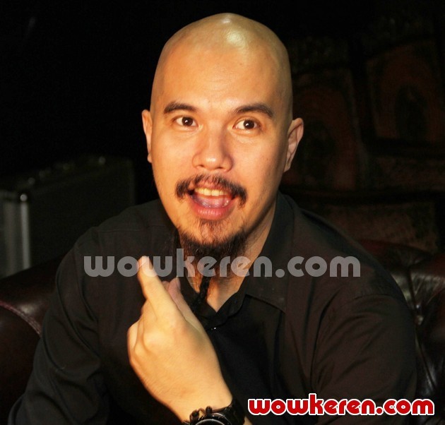 Gambar Foto Ahmad Dhani Saat Latihan Konser Mahakarya