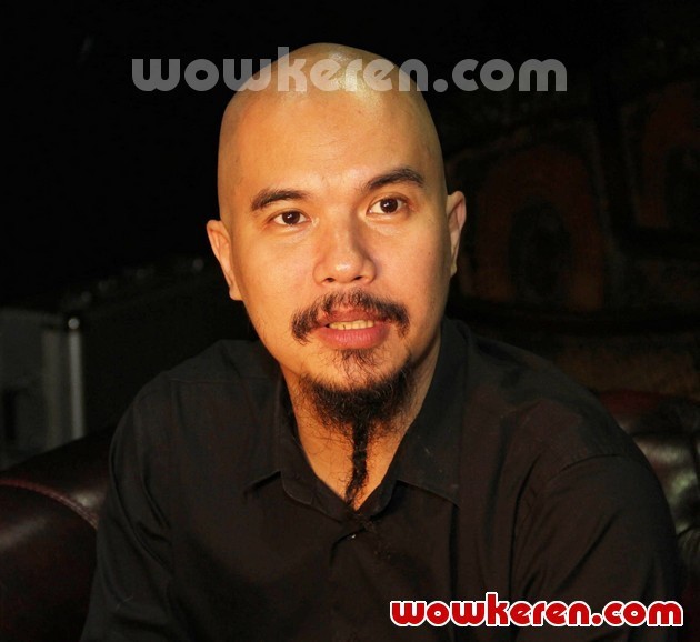 Gambar Foto Ahmad Dhani Saat Latihan Konser Mahakarya