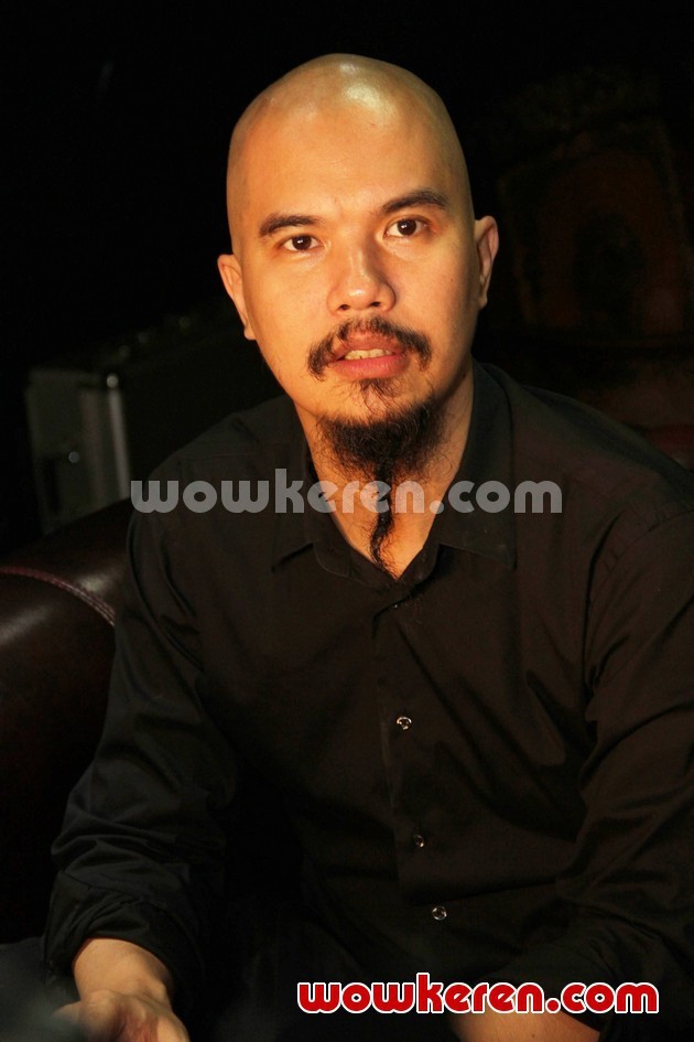 Gambar Foto Ahmad Dhani Saat Latihan Konser Mahakarya