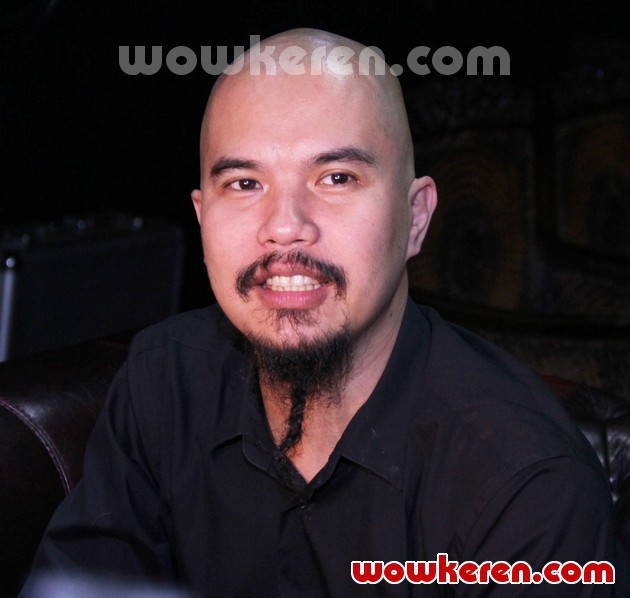 Gambar Foto Ahmad Dhani Saat Latihan Konser Mahakarya