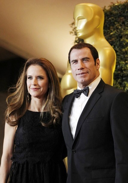 Gambar Foto Kelly Preston dan John Travolta di Academy of Motion Picture Arts and Sciences 2011