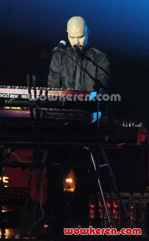 Gambar Foto Aksi Ahmad Dhani di Konser Mahakarya