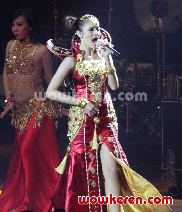 Gambar Foto Aksi Mulan Jameela di Konser Mahakarya