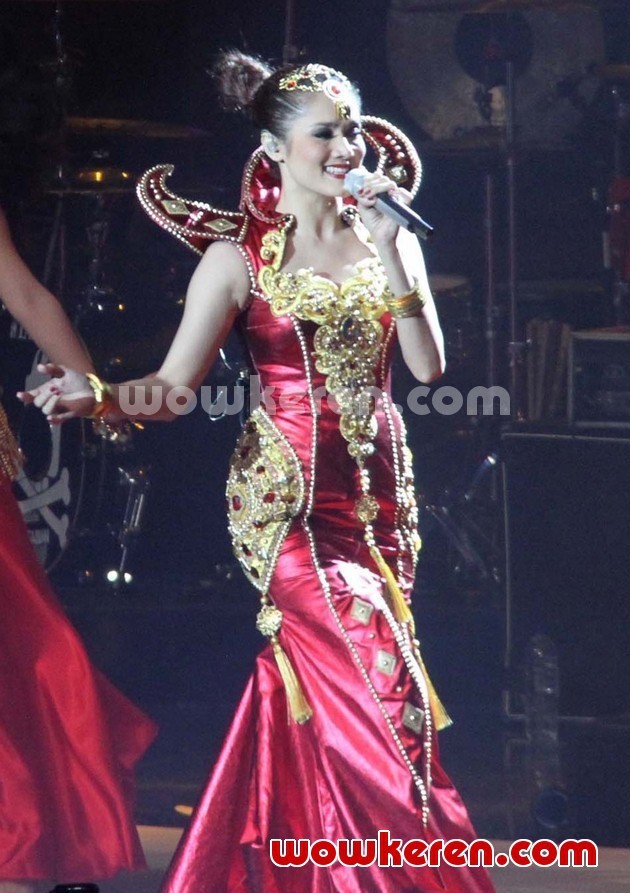 Gambar Foto Aksi Mulan Jameela di Konser Mahakarya