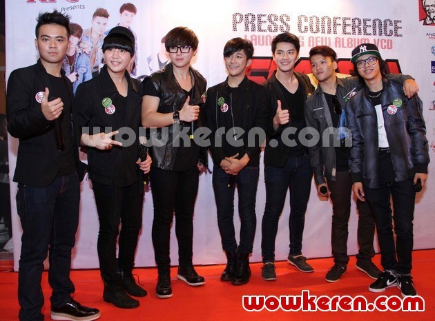 Gambar Foto SM*SH Saat Mempromosikan VCD Karaoke