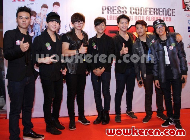 Gambar Foto SM*SH Saat Mempromosikan VCD Karaoke