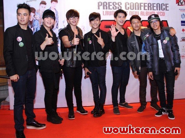 Gambar Foto SM*SH Saat Mempromosikan VCD Karaoke
