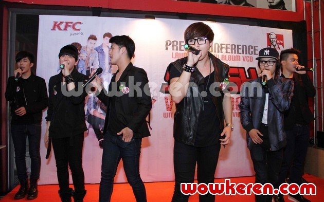 Gambar Foto SM*SH Saat Mempromosikan VCD Karaoke
