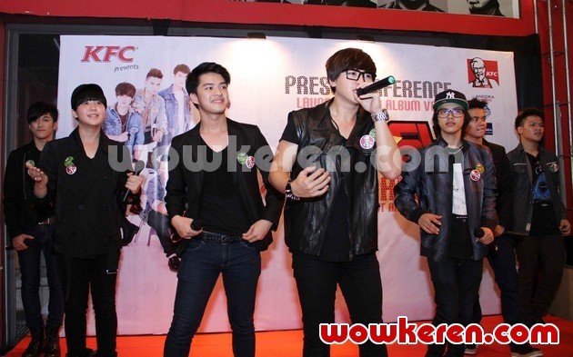 Gambar Foto SM*SH Saat Mempromosikan VCD Karaoke