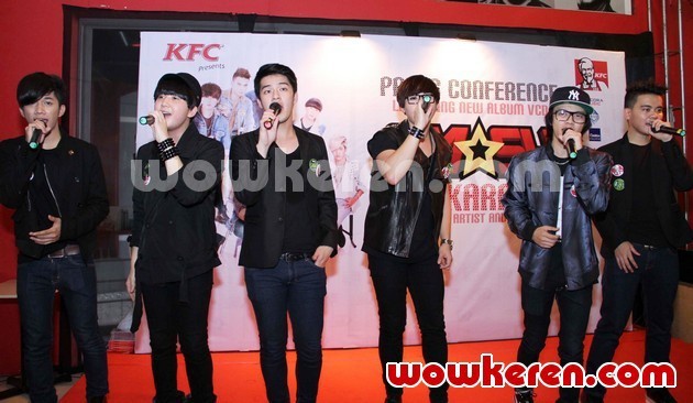 Gambar Foto SM*SH Saat Mempromosikan VCD Karaoke