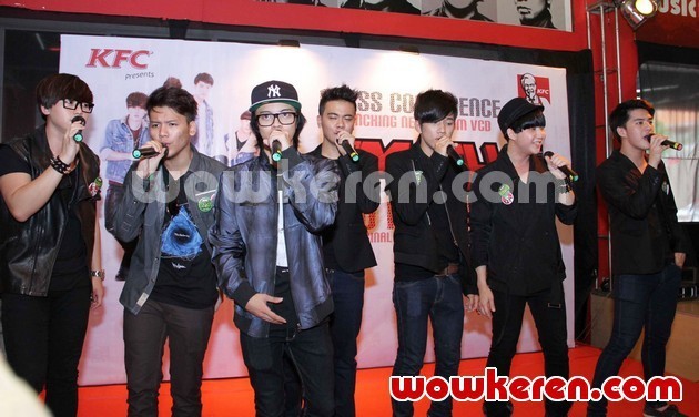 Gambar Foto SM*SH Saat Mempromosikan VCD Karaoke